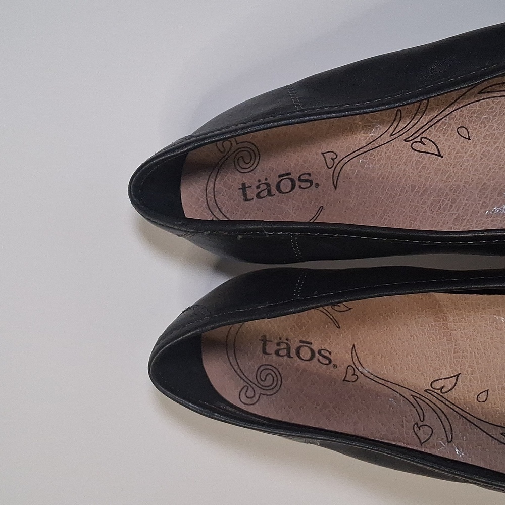 Taos Footwear Black Flats - Picture 2 of 9
